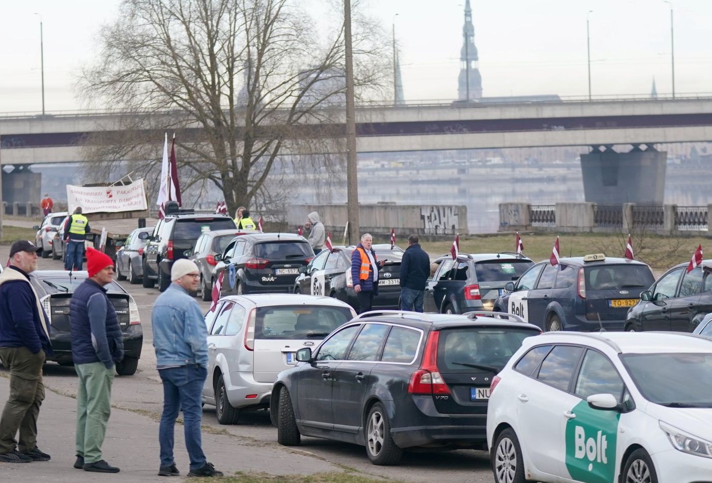Колонна такси на улицах Риги
