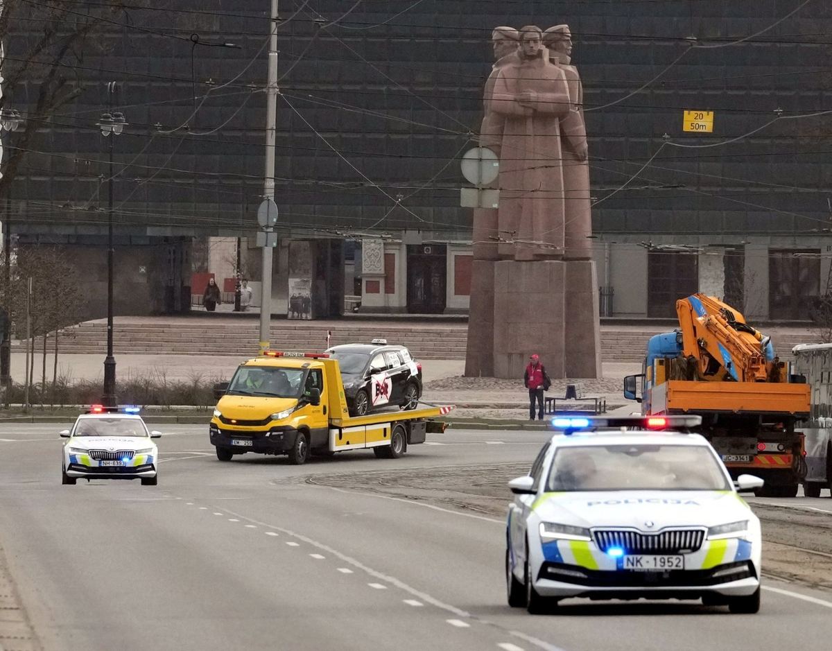Такси с плакатом протеста в Риге