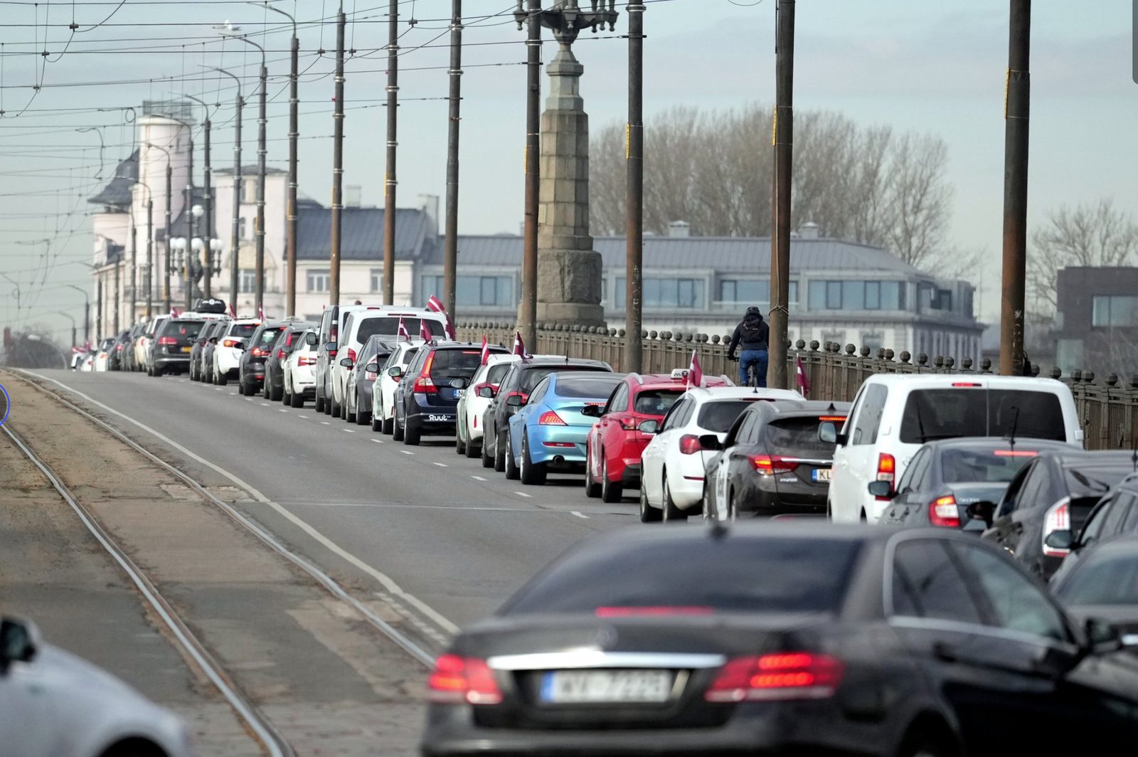 Сотни такси на мосту Салу — Рига, 13 апреля 2026