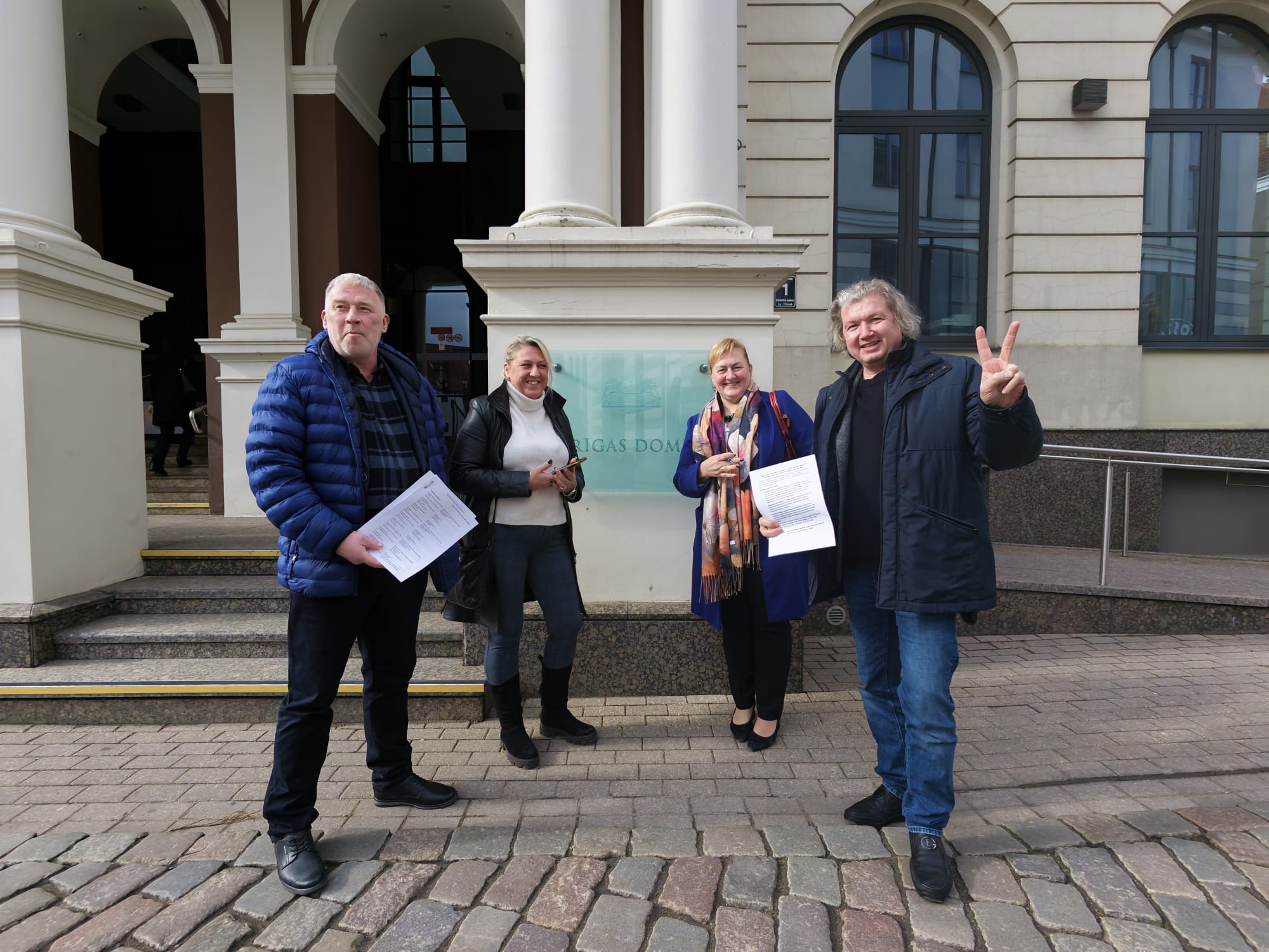 Taksometru nozares pārstāvji pie Rīgas domes ar prasību dokumentiem